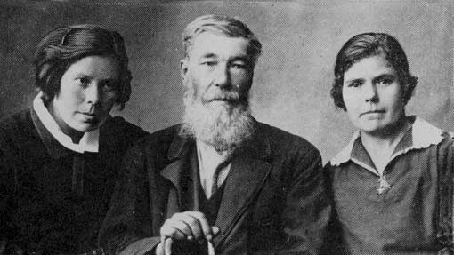 С семьей. 1933г. ( А.Самойловских слева) 